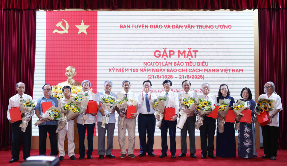 Trưởng Ban Tuyên giáo và Dân vận Trung ương Nguyễn Trọng Nghĩa trao quà tri ân cho các nhà báo tiêu biểu. (Ảnh: Phương Hoa/TTXVN)