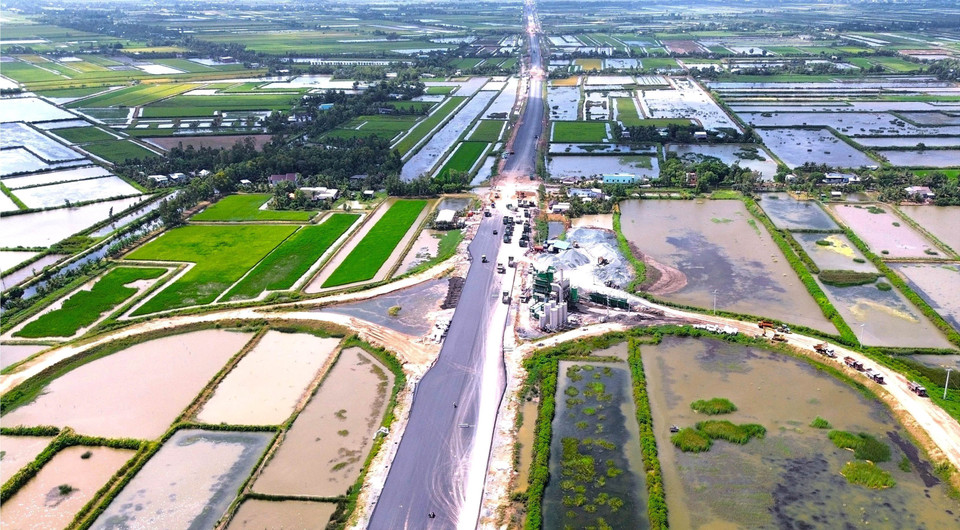Cao tốc Cần Thơ - Cà Mau đã sẵn sàng hòa vào sự phát triển chung hạ tầng giao thông miền Tây nói riêng vào mạng lưới cao tốc quốc gia nói chung. (Ảnh: Huỳnh Anh/TTXVN)