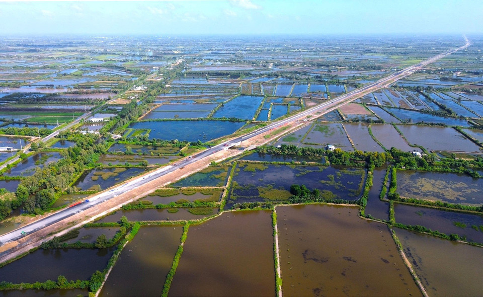 Tuyến cao tốc Cần Thơ - Cà Mau đang dần hoàn thiện sau nhiều cố gắng chạy nước rút của các đơn vị thi công. (Ảnh: Huỳnh Anh/TTXVN)