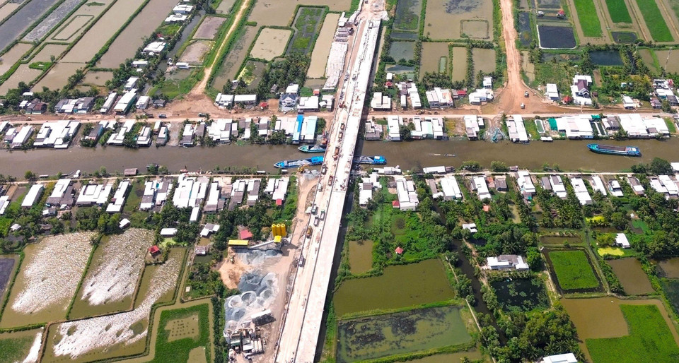 Với điều kiện đặc thù của vùng sông nước, các công trình cầu đã được đẩy nhanh tiến độ thi công, bảo đảm mục tiêu thông xe kỹ thuật vào ngày 19/12. (Ảnh: Huỳnh Anh/TTXVN)