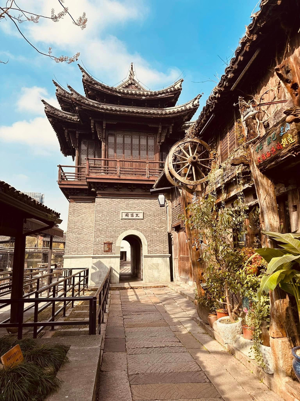 Ô Trấn từ lâu đã được biết đến là một trong những thị trấn thịnh vượng nhất vùng. Điều này được thể hiện rõ nét qua sự tinh tế của những ngôi nhà cổ được trang trí bằng những chạm khắc tinh xảo trên đá và gỗ. (Ảnh: Anh Quang/Vietnam+)