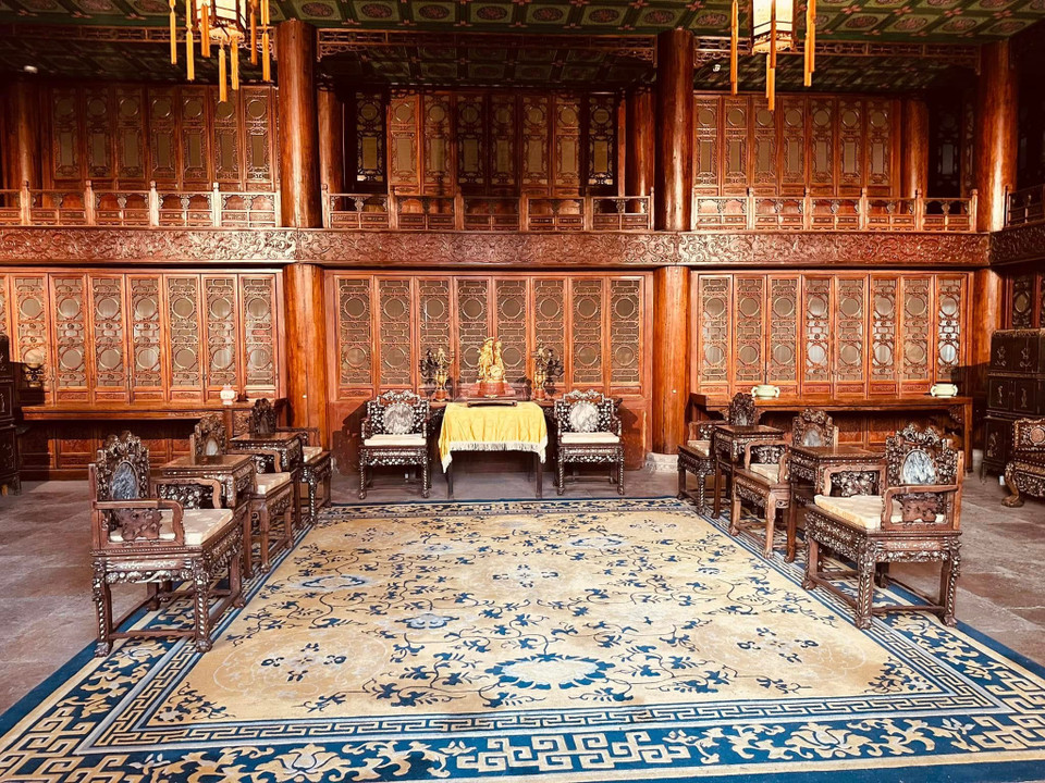 Mọi cây cột trong phủ của Hòa Thân đều làm từ Kim Tơ Nam Mộc (Nam Mộc Tơ Vàng). Đây là một loại gỗ quý đặc biệt quý hiếm với vân gỗ tựa như sợi tơ màu vàng. Loại gỗ này từng được sử dụng để xây dựng Tử Cấm Thành. (Ảnh: Anh Quang/Vietnam+)