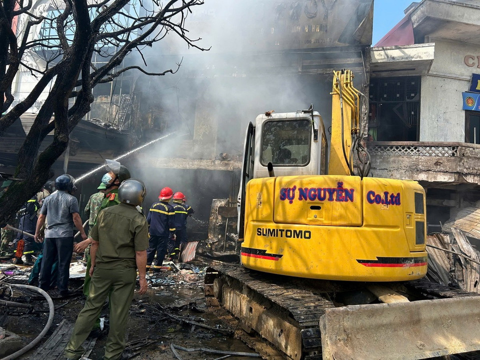 Lực lượng chức năng khẩn trương triển khai các biện pháp dập lửa. (Ảnh: Mai Trang/TTXVN)