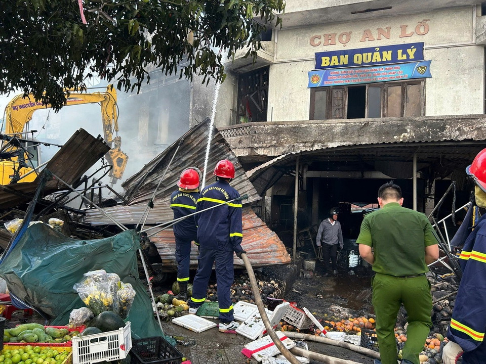 Lực lượng chức năng có mặt kịp thời khống chế ngọn lửa. (Ảnh: Đỗ Trưởng/TTXVN)