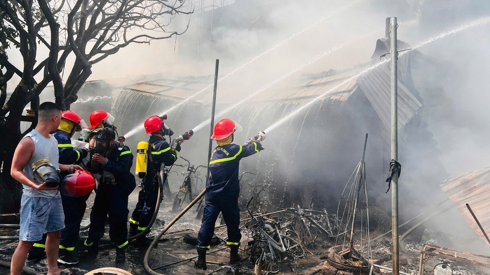 Lực lượng chức năng có mặt kịp thời khống chế ngọn lửa. (Ảnh: Đỗ Trưởng/TTXVN)