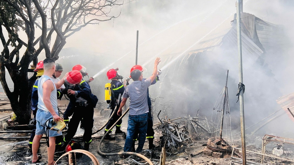 Lực lượng chức năng có mặt kịp thời khống chế ngọn lửa. (Ảnh: Đỗ Trưởng/TTXVN)