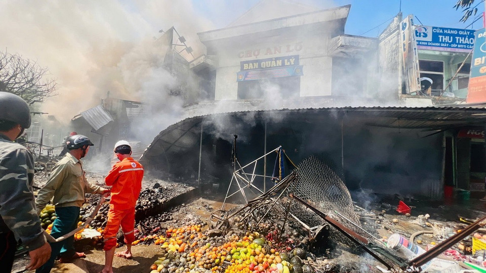 Hiện trường vụ cháy. (Ảnh: Đỗ Trưởng/TTXVN)