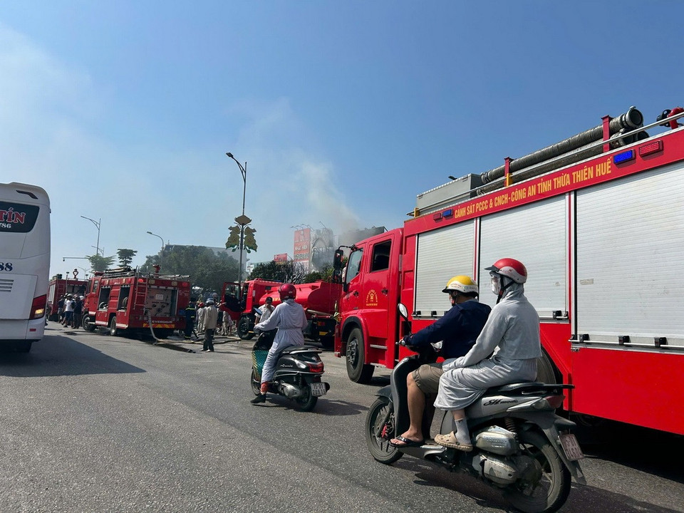 Lực lượng chức năng khẩn trương triển khai các biện pháp dập lửa. (Ảnh: Mai Trang/TTXVN)