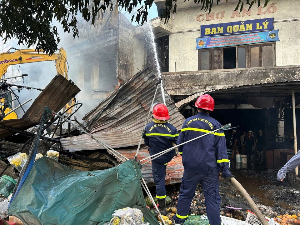 Lực lượng chức năng có mặt kịp thời khống chế ngọn lửa. (Ảnh: Đỗ Trưởng/TTXVN)