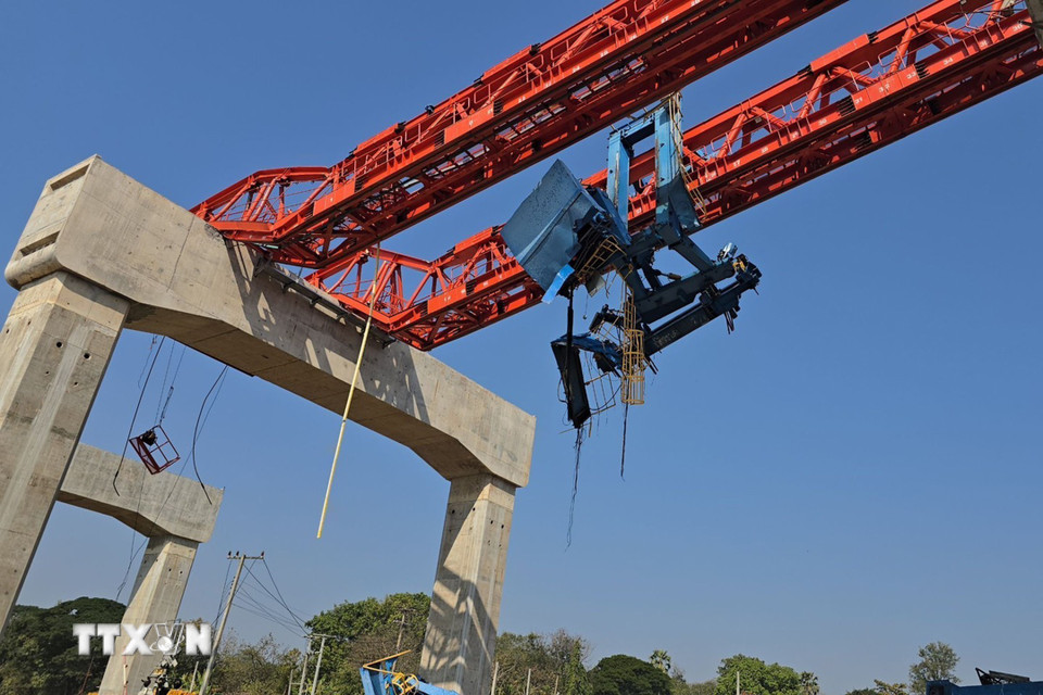 Ngày 14/1/2026, một vụ tai nạn đường sắt nghiêm trọng đã xảy ra huyện Sikhio, tỉnh Nakhon Ratchasima, Đông Bắc Thái Lan, khiến ít nhất 32 người thiệt mạng và 66 người bị thương. Tai nạn xảy ra khi một cần cẩu đang được sử dụng để xây dựng cầu đường sắt cao tốc bất ngờ đổ sập trúng vào đoàn tàu đang trong hành trình đến tỉnh Ubon Ratchathani. Sự cố khiến tàu bị trật bánh, gây hỏa hoạn và nhiều vật liệu xây dựng rơi xuống các toa tàu, cản trở lưu thông. (Ảnh: THX/TTXVN)