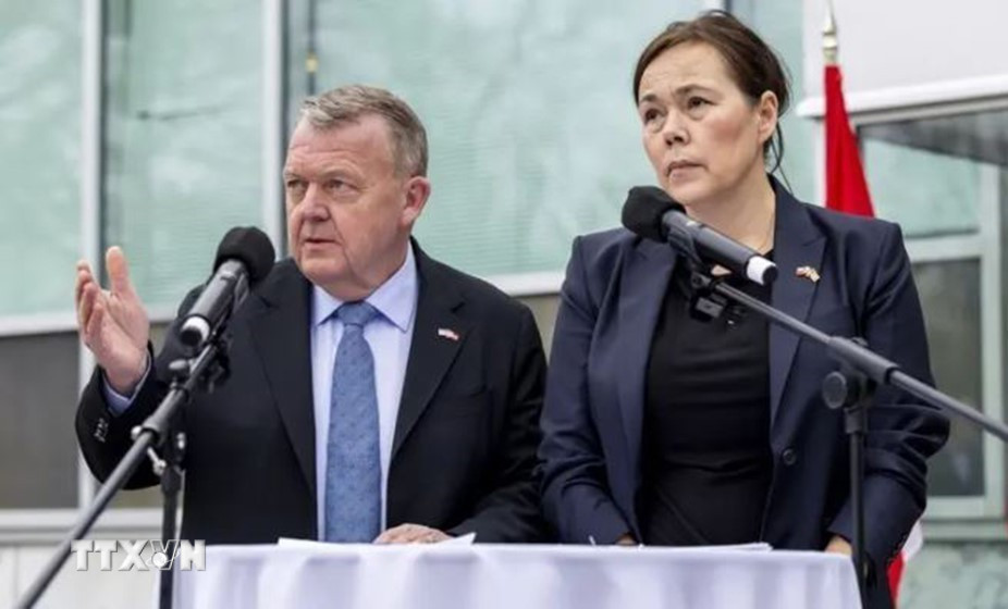 Các quan chức cấp cao của Mỹ, Đan Mạch và Greenland ngày 14/1/2026 đã tiến hành các cuộc gặp quan trọng tại thủ đô Washington (Mỹ). Phó Tổng thống Mỹ JD Vance và Ngoại trưởng Marco Rubio đã có cuộc hội đàm kéo dài khoảng 1 giờ với Ngoại trưởng Đan Mạch Lars Lokke Rasmussen (ảnh, trái) và quan chức phụ trách ngoại giao Greenland Vivian Motzfeldt (ảnh, phải) tại Nhà Trắng. Cuộc gặp diễn ra sau các cuộc tiếp xúc cấp thấp hơn giữa 3 bên trong tuần trước. (Ảnh: Politiken/TTXVN)