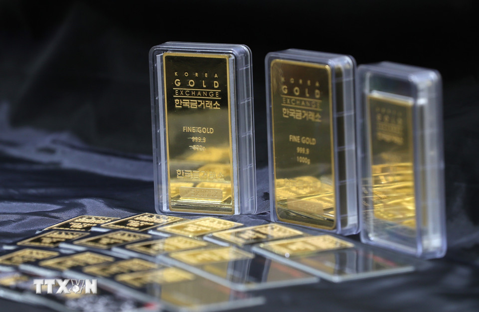 Trong phiên giao dịch ngày 13/1/2026, giá vàng giao ngay đã có thời điểm chạm mức cao kỷ lục 4.634,33 USD/ounce trước khi ổn định quanh 4.591 USD/ounce. Giá vàng giao tháng 2/2026 tại Mỹ giảm nhẹ 0,3%, xuống còn 4.599,10 USD/ounce. Giá bạc giao ngay tăng mạnh 2,1%, lên 86,74 USD/ounce, sau khi đạt đỉnh lịch sử 89,10 USD/ounce trong phiên. Trong ảnh: Vàng miếng được bày bán tại sàn giao dịch ở Seoul, Hàn Quốc. (Ảnh: Yonhap/TTXVN)