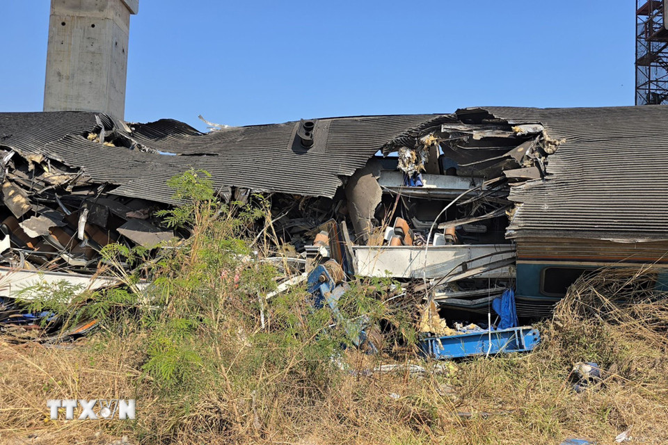 Ngày 14/1/2026, một vụ tai nạn đường sắt nghiêm trọng đã xảy ra huyện Sikhio, tỉnh Nakhon Ratchasima, Đông Bắc Thái Lan, khiến ít nhất 32 người thiệt mạng và 66 người bị thương. Tai nạn xảy ra khi một cần cẩu đang được sử dụng để xây dựng cầu đường sắt cao tốc bất ngờ đổ sập trúng vào đoàn tàu đang trong hành trình đến tỉnh Ubon Ratchathani. Sự cố khiến tàu bị trật bánh, gây hỏa hoạn và nhiều vật liệu xây dựng rơi xuống các toa tàu, cản trở lưu thông. (Ảnh: THX/TTXVN)