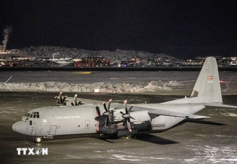 Ngày 15/1/2026, các binh sỹ từ Pháp và Đức đã được cử đến Greenland theo đề nghị của Đan Mạch nhằm giải tỏa những lo ngại của Tổng thống Mỹ Donald Trump về an ninh của hòn đảo có vị trí chiến lược này. Ngoài Pháp và Đức, Thụy Điển và Na Uy cũng tuyên bố sẽ cử lực lượng đến Greenland. Phó Thủ hiến Greenland Mute Egede cho biết NATO sẽ tăng cường triển khai binh sĩ tới hòn đảo này trong thời gian tới, với các hoạt động chủ yếu mang tính huấn luyện. Trong ảnh: Máy bay Lockheed C-130J Super Hercules của Không lực Hoàng gia Đan Mạch được triển khai tại sân bay quốc tế Nuuk, Greenland. (Ảnh: CNBC/TTXVN)