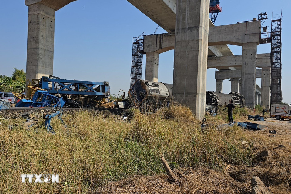 Ngày 14/1/2026, một vụ tai nạn đường sắt nghiêm trọng đã xảy ra huyện Sikhio, tỉnh Nakhon Ratchasima, Đông Bắc Thái Lan, khiến ít nhất 32 người thiệt mạng và 66 người bị thương. Tai nạn xảy ra khi một cần cẩu đang được sử dụng để xây dựng cầu đường sắt cao tốc bất ngờ đổ sập trúng vào đoàn tàu đang trong hành trình đến tỉnh Ubon Ratchathani. Sự cố khiến tàu bị trật bánh, gây hỏa hoạn và nhiều vật liệu xây dựng rơi xuống các toa tàu, cản trở lưu thông. (Ảnh: THX/TTXVN)