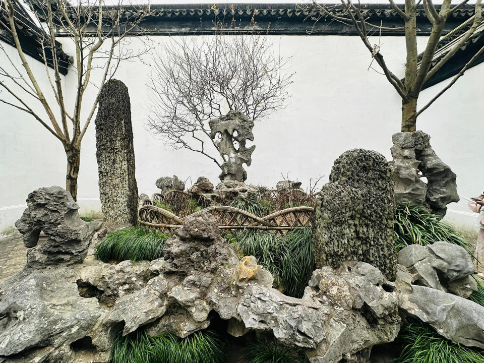 Ngoài những kiến trúc đậm chất cổ thì không gian thiên nhiên tại Sư Tử Lâm cũng rất đỗi thơ mộng, làm bao nhiêu thế hệ du khách phải xao xuyến quên lối về. (Ảnh: Anh Quang/Vietnam+)