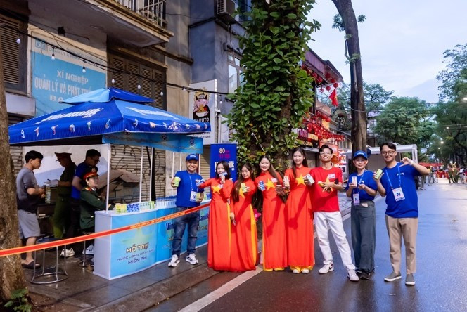 Khi trời vừa hửng sáng, các cô gái xinh đẹp tham gia diễu hành cũng đã có mặt tại một điểm tiếp ứng dinh dưỡng của Vinamilk để tiếp thêm năng lượng trước khi tiếp tục nhiệm vụ của mình. (Ảnh: Vi Nam/Vietnam+)