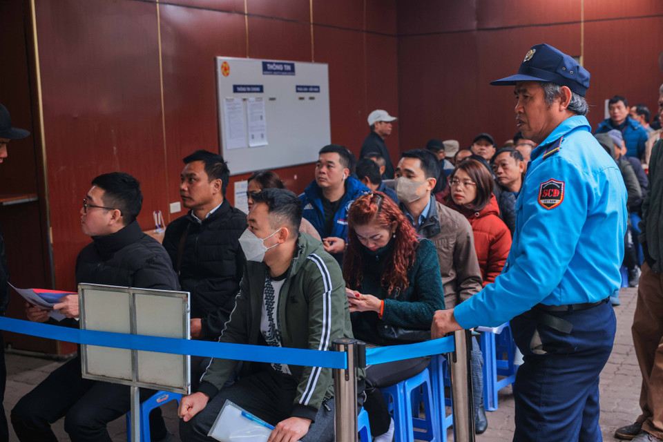 Người dân chờ đợi đến giờ lấy số thứ tự để để thực hiện thủ tục cấp, đổi giấy phép lái xe. (Ảnh: Hoàng Hiếu/TTXVN)