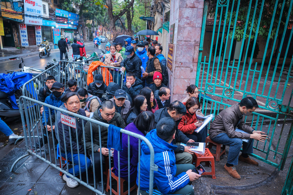 Đến 6h30, hàng dài người dân đã chờ đợi tại 16 Cao Bá Quát. (Ảnh: Hoàng Hiếu/TTXVN)