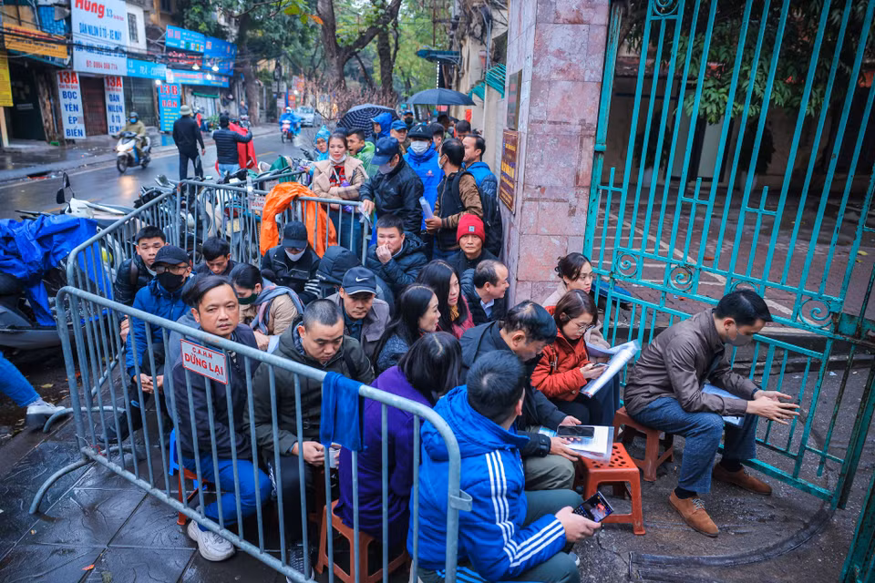 Đến 6h30, hàng dài người dân đã chờ đợi tại 16 Cao Bá Quát. (Ảnh: Hoàng Hiếu/TTXVN)