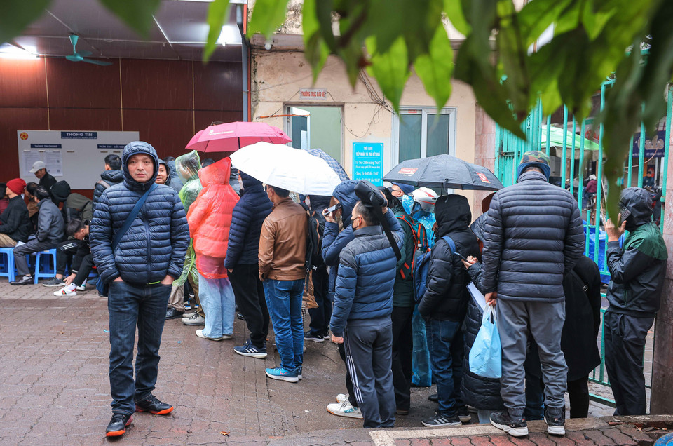 Nhiều người dân xếp hàng chờ đợi làm các thủ tục cấp, đổi giấy phép lái xe. (Ảnh: Hoàng Hiếu/TTXVN)