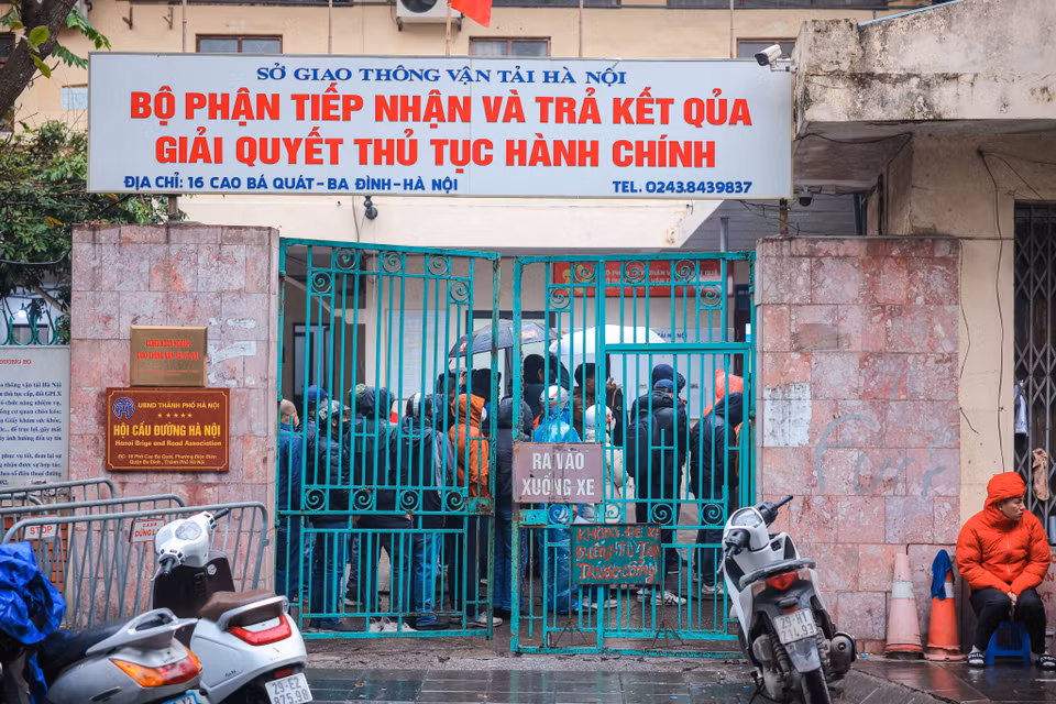Người dân chờ đợi lấy số thứ tự để để thực hiện thủ tục cấp, đổi giấy phép lái xe. (Ảnh: Hoàng Hiếu/TTXVN)