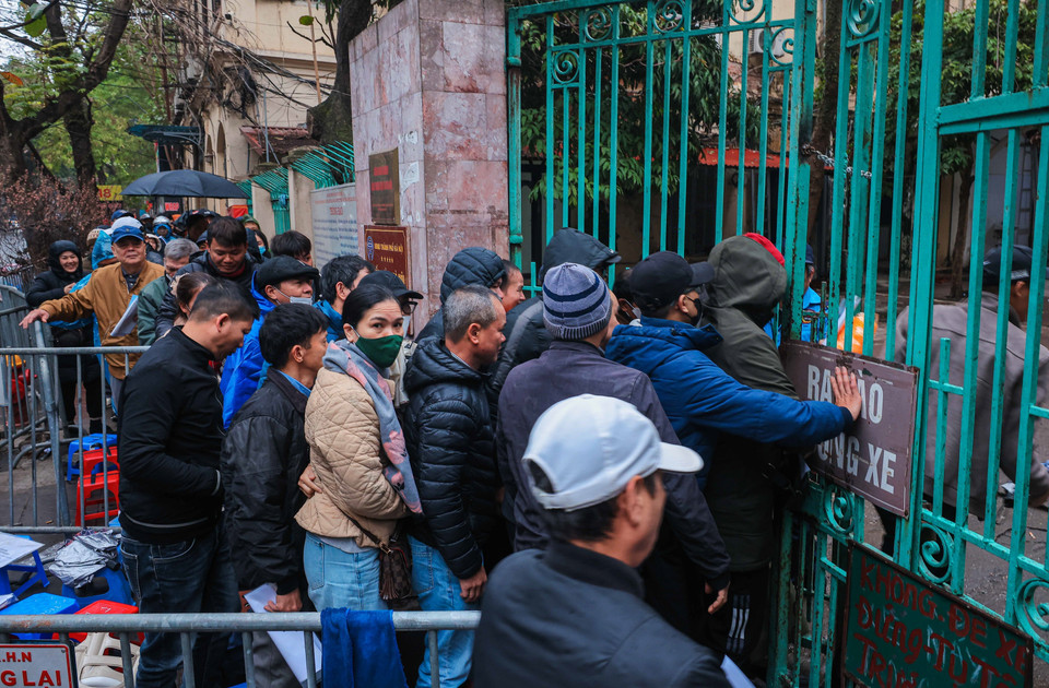 6h30, nhiều người dân đã đến xếp hàng tại Bộ phận tiếp nhận và trả kết quả giải quyết thủ tục hành chính (16 Cao Bá Quát, Ba Đình, Hà Nội). (Ảnh: Hoàng Hiếu/TTXVN)