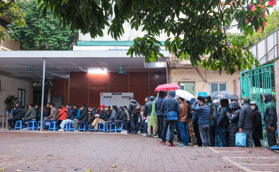 Hàng người xếp hàng dài chờ đến giờ làm thủ tục lấy số thứ tự, sáng 25/2. (Ảnh: Hoàng Hiếu/TTXVN)