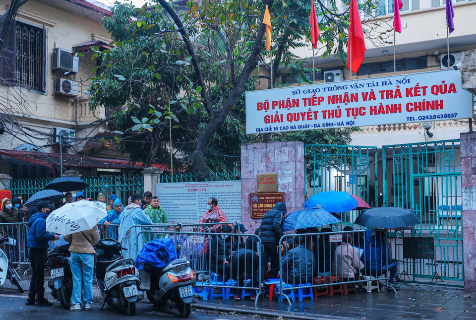 Nhiều người dân đã đến từ 6h xếp hàng chờ đợi làm thủ tục cấp, đổi giấy phép lái xe tại Bộ phận tiếp nhận và trả kết quả giải quyết thủ tục hành chính (16 Cao Bá Quát, Ba Đình, Hà Nội). (Ảnh: Hoàng Hiếu/TTXVN)