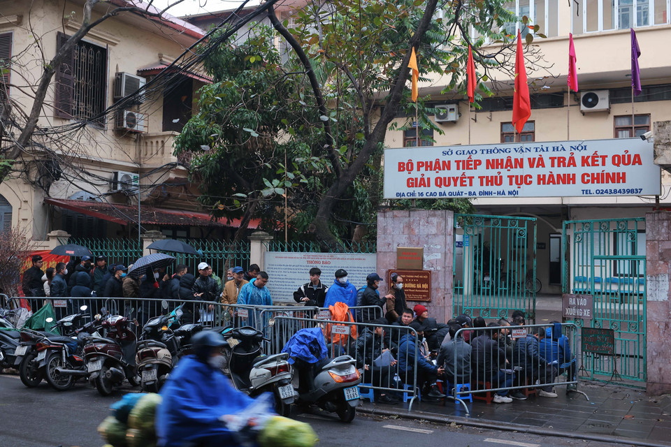 6h30, nhiều người dân đã đến xếp hàng tại Bộ phận tiếp nhận và trả kết quả giải quyết thủ tục hành chính (16 Cao Bá Quát, Ba Đình, Hà Nội). (Ảnh: Hoàng Hiếu/TTXVN)