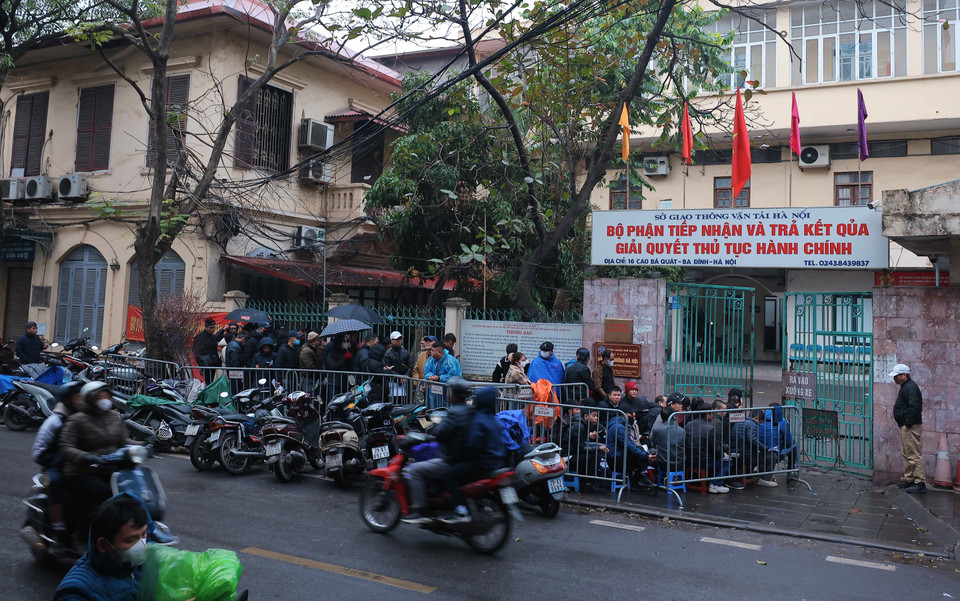 6h30, nhiều người dân đã đến xếp hàng tại Bộ phận tiếp nhận và trả kết quả giải quyết thủ tục hành chính (16 Cao Bá Quát, Ba Đình, Hà Nội). (Ảnh: Hoàng Hiếu/TTXVN)