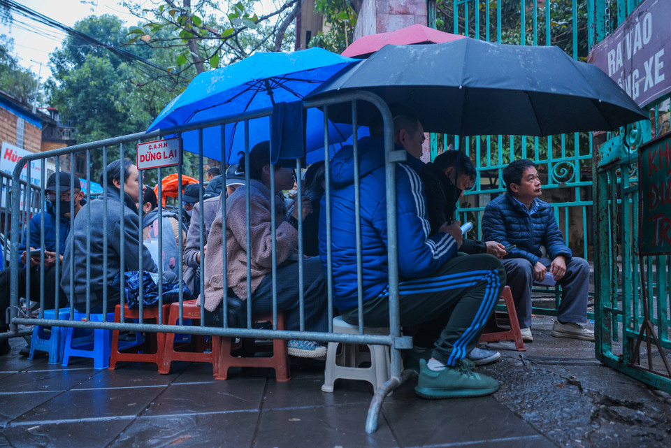 Dù thời tiết ngoài trời chỉ khoảng 16 độ, nhưng nhiều người dân vẫn đến sớm chờ đợi làm thủ tục cấp, đổi giấy phép lái xe. (Ảnh: Hoàng Hiếu/TTXVN)