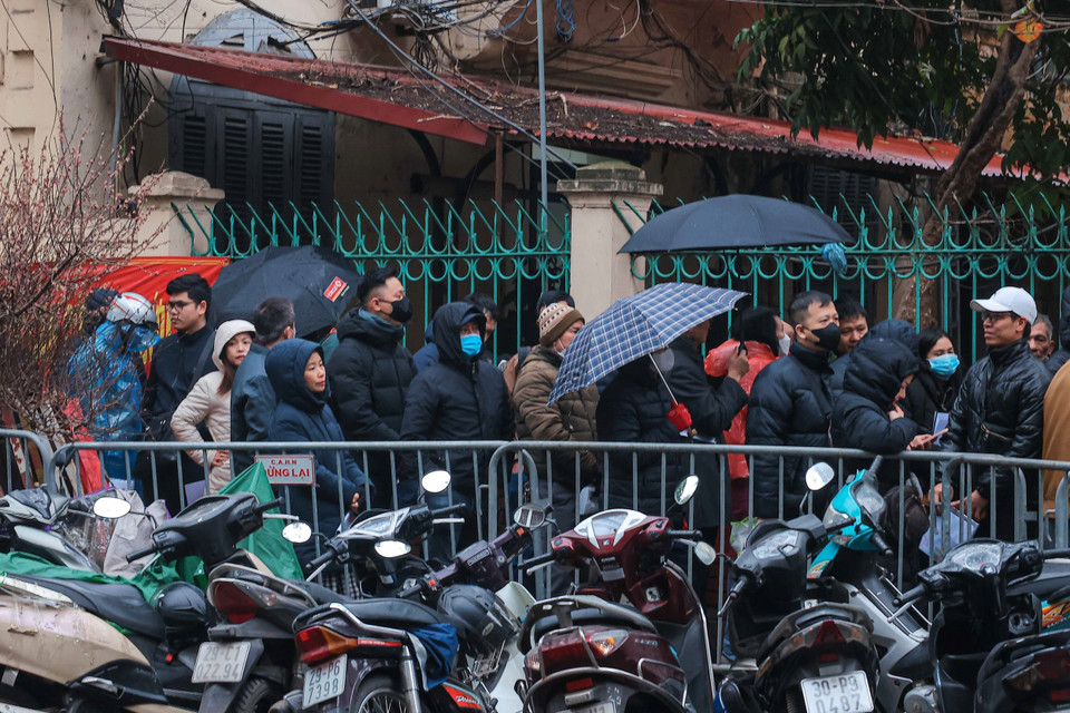 6h30, nhiều người dân đã đến xếp hàng tại Bộ phận tiếp nhận và trả kết quả giải quyết thủ tục hành chính (16 Cao Bá Quát, Ba Đình, Hà Nội). (Ảnh: Hoàng Hiếu/TTXVN)