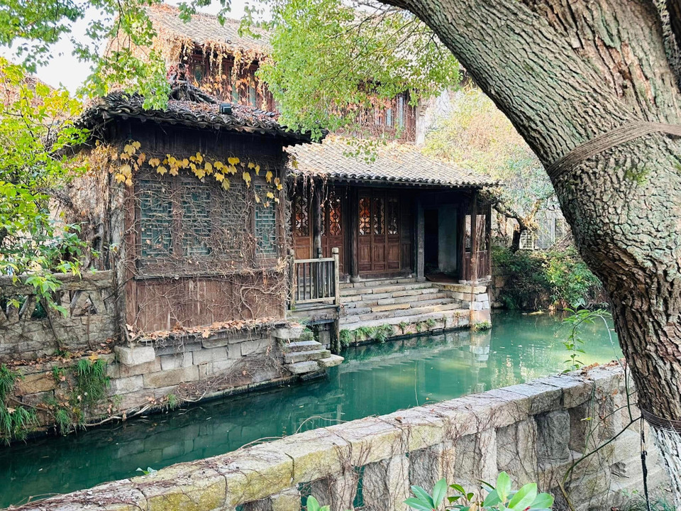 Cách bài trí nhà cửa, đường xá mang đậm thẩm mỹ và giáo lý nho giáo, với đặc trưng “tiểu kiều, lưu thủy, nhân gia.” (Ảnh: Anh Quang/Vietnam+)