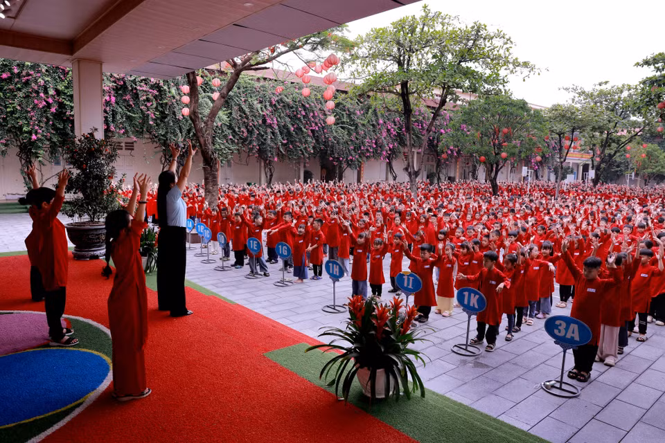 Học sinh Trường Tiểu học Gia Cẩm phường Việt Trì trong trang phục áo dài truyền thống hào hứng đồng diễn hát Xoan dưới sự hướng dẫn của giáo viên, góp phần lan tỏa di sản văn hóa vùng đất Tổ trong học đường. (Ảnh: Hoàng Hùng/TTXVN)