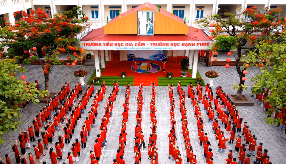 Không khí giờ học truyền dạy hát Xoan tại Trường Tiểu học Gia Cẩm nơi giáo viên và học sinh trong trang phục áo dài truyền thống thực hành nghệ thuật dân gian vùng đất Tổ. (Ảnh: Hoàng Hùng/TTXVN)