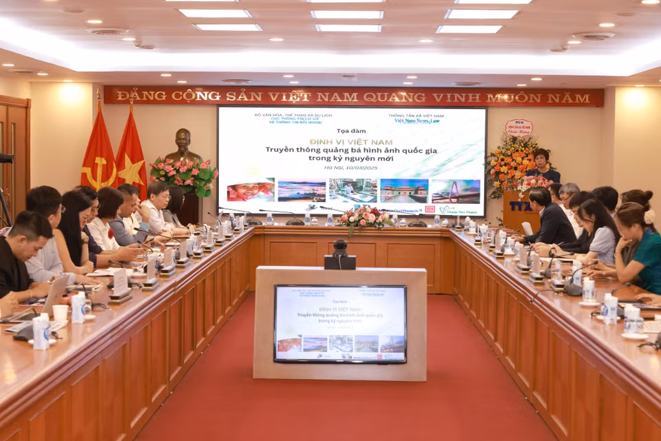 Quang cảnh toạ đàm "Định vị Việt Nam – Truyền thông quảng bá hình ảnh quốc gia trong kỷ nguyên mới". (Ảnh: TTXVN)