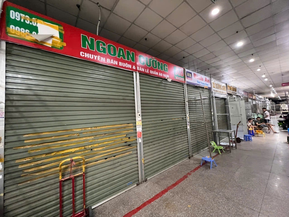 Các gian hàng tại chợ Ninh Hiệp đóng cửa. (Ảnh: Quốc Lũy/TTXVN)