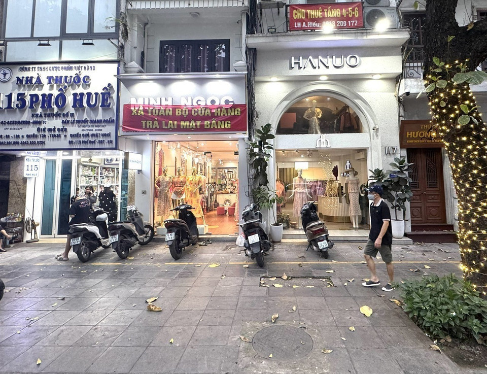 Tình trạng treo biển xả hàng cũng diễn ra trên phố Huế. (Ảnh: Quốc Lũy/TTXVN)