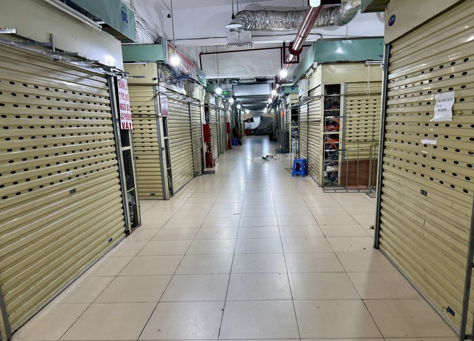 Nhiều gian hàng trên tầng 3 của chợ Đồng Xuân không còn mở cửa hoạt động, dù là thời điểm cao điểm trong ngày. (Ảnh: Quốc Lũy/TTXVN)