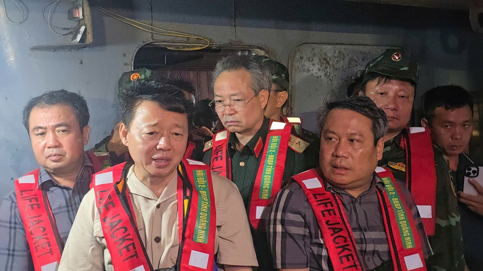 Phó Thủ tướng Chính phủ Trần Hồng Hà chỉ đạo công tác cứu hộ cứu nạn tàu du lịch bị lật. (Ảnh: Thanh Vân/TTXVN)