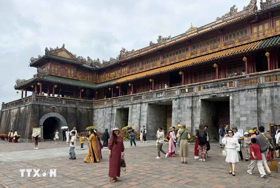 Nhiều gia đình đến tham quan, chụp hình tại Đại Nội Huế trong ngày mùng 1 Tết Nguyên đán Bính Ngọ. (Ảnh: Hải Âu/TTXVN.)