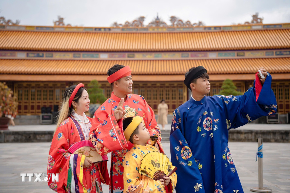 Người dân, khách du lịch đến thăm quan Đại Nội Huế vào ngày mùng 1 Tết. (Ảnh: Văn Dũng/TTXVN)