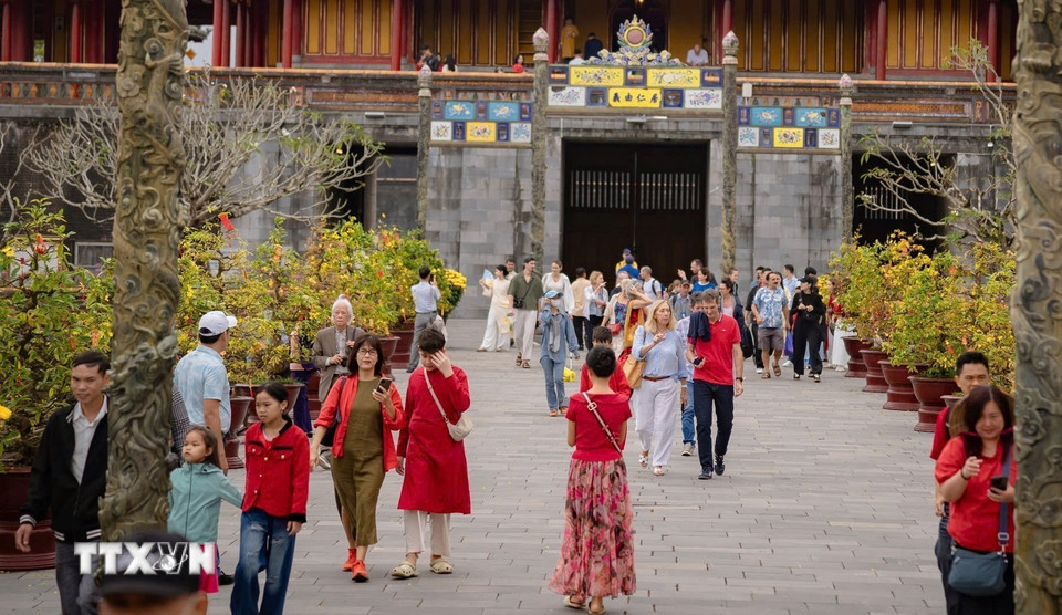Người dân, khách du lịch đến thăm quan Đại Nội Huế vào ngày mùng 1 Tết. (Ảnh: Văn Dũng/TTXVN)