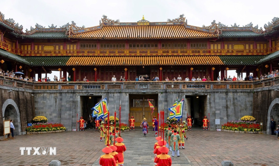 Tái hiện nghi thức chào đón năm mới của hoàng cung tại cửa Ngọ Môn-Đại Nội Huế. (Ảnh: Văn Dũng/TTXVN)