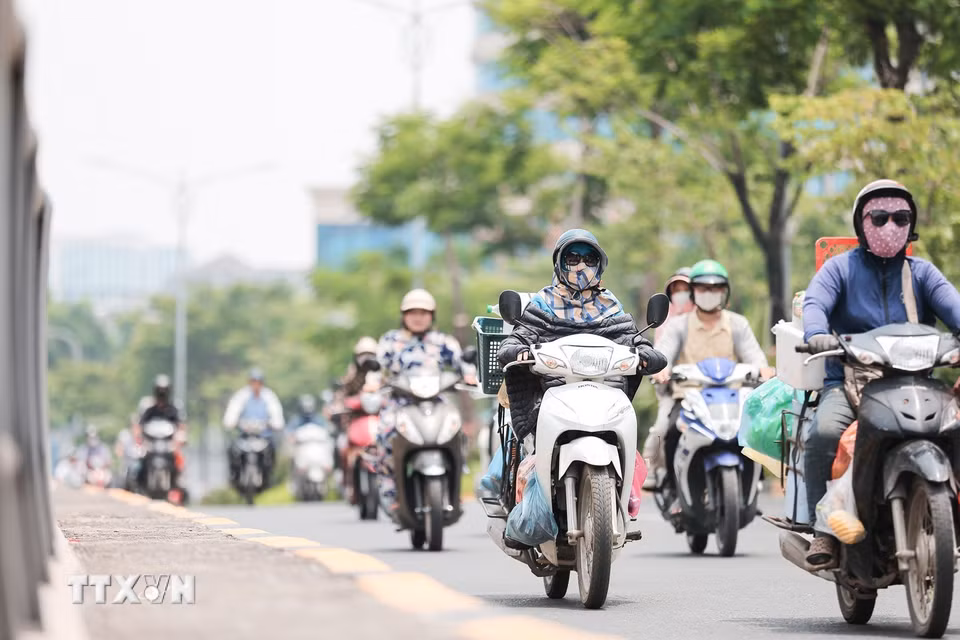 Hơi nóng hắt lên từ mặt đường khiến không khí oi bức, ngột ngạt. (Ảnh: Lê Đông/TTXVN)