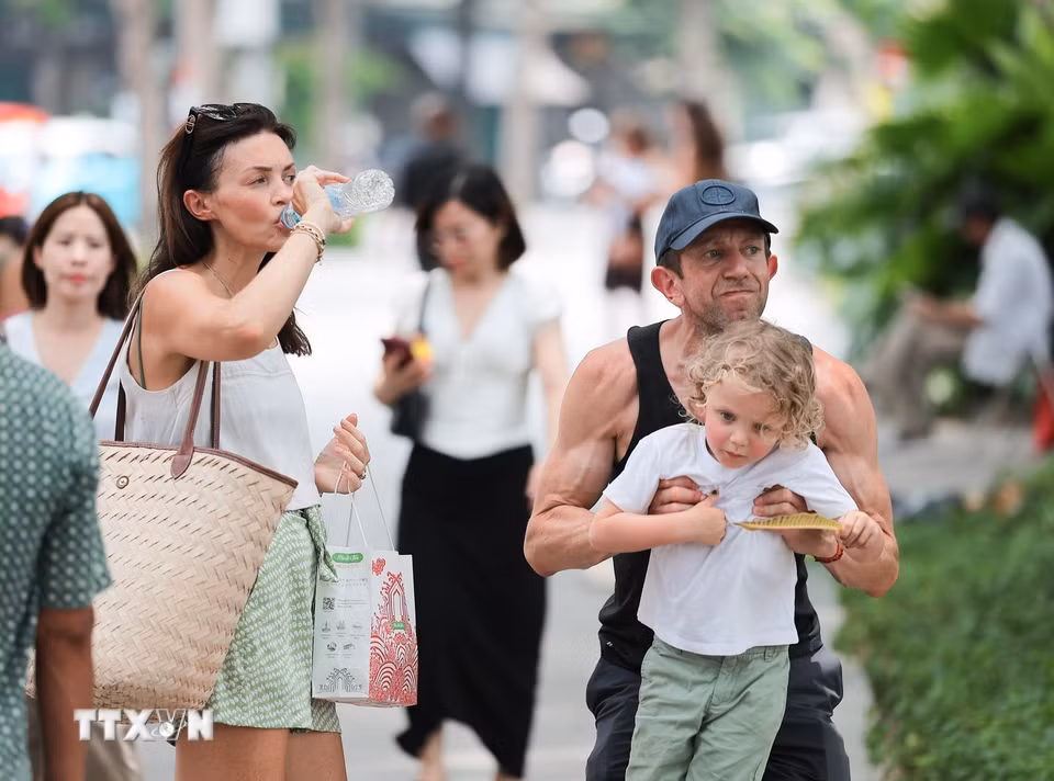 Du khách dừng chân tiếp nước để tránh sốc nhiệt. (Ảnh : Lê Đông/TTXVN)