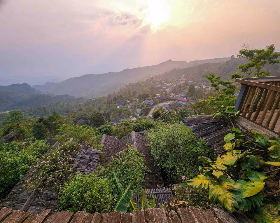 Nằm ở độ cao 1.300–1.400m so với mực nước biển, Suối Giàng (Văn Chấn, Yên Bái) hiện lên với những nếp nhà trải dọc theo triền đồi, bao quanh bởi cây xanh và khí hậu mát mẻ quanh năm – điều kiện thuận lợi cho chè Shan Tuyết phát triển. (Ảnh: Quỳnh Anh/TTXVN)