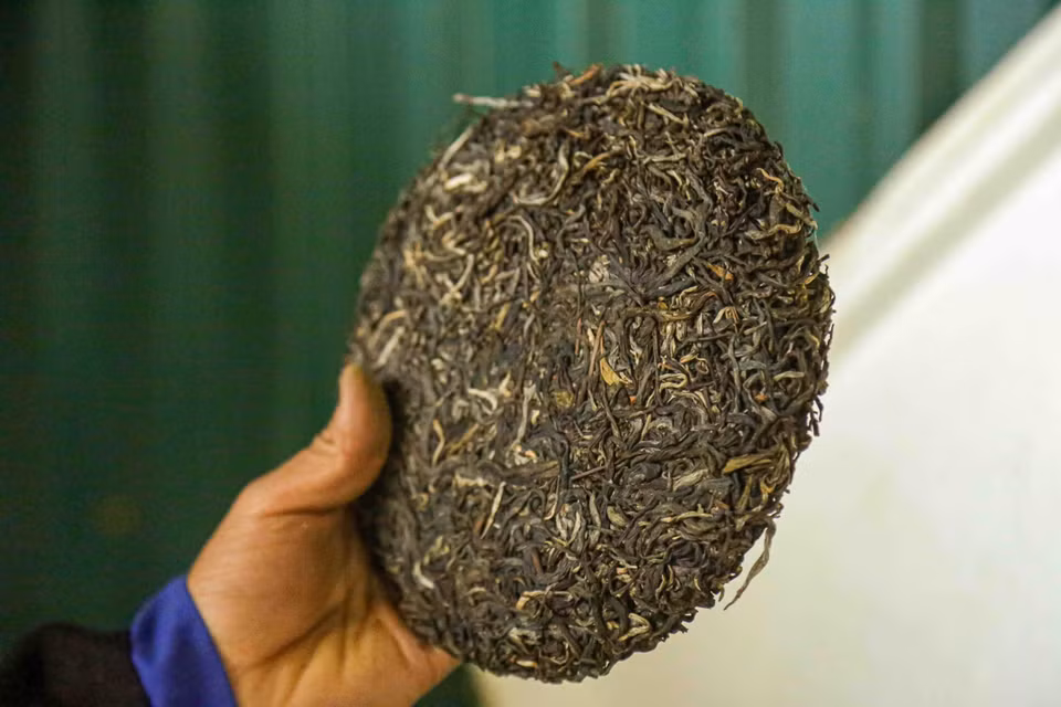 Từ những gốc chè Shan Tuyết hàng trăm năm tuổi, người dân Suối Giàng đã sáng tạo ra hơn 10 loại trà khác nhau. Trong đó, bánh trà là một hình thức độc đáo vừa giúp lưu giữ hương vị trà được lâu hơn theo thời gian, vừa tạo nên một dòng sản phẩm có giá trị sưu tầm cao. (Ảnh: Quỳnh Anh/TTXVN)