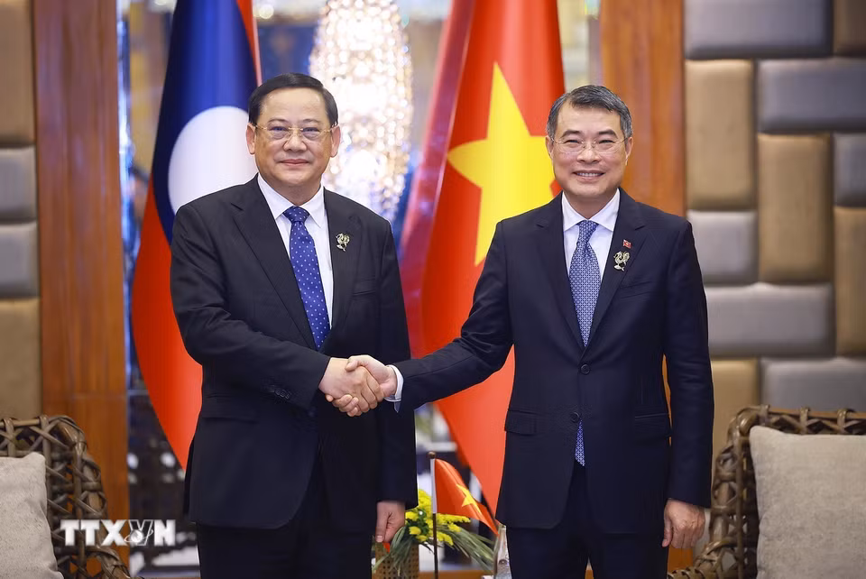 Thủ tướng Lê Minh Hưng gặp Thủ tướng Lào Sonexay Siphandone. (Ảnh: Dương Giang/TTXVN)